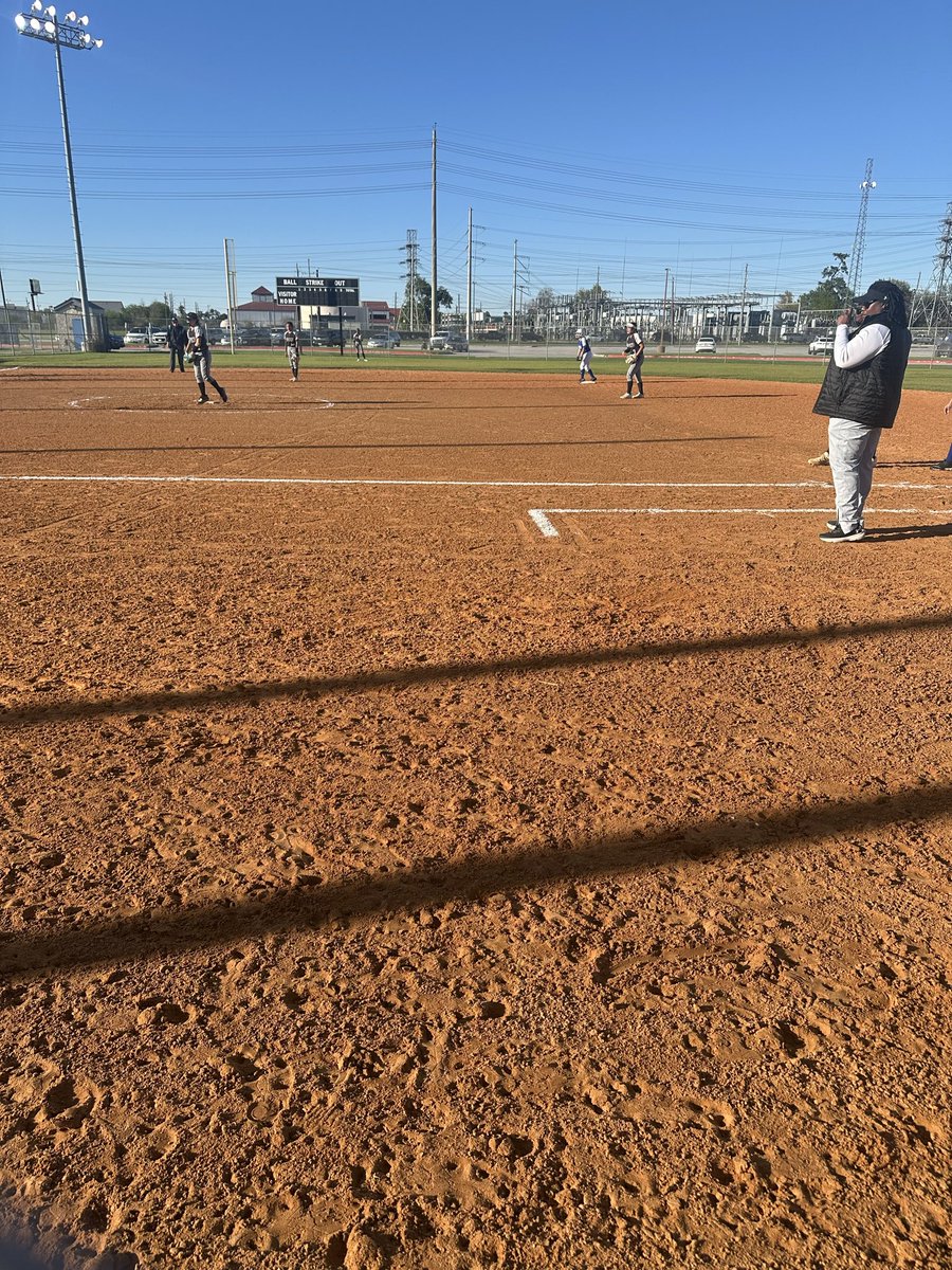 Coach Gaines tweet media