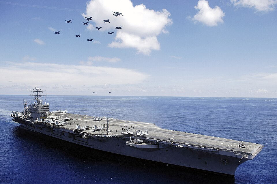 Almutawakkil560's tweet photo. The aircraft carrier Abraham Lincoln, long portrayed as a legend of the U.S. military - capable of forcing nations into submission simply by appearing near their territorial waters - is now withdrawing toward the United States after a powerful Iranian attack reportedly caused significant damage.