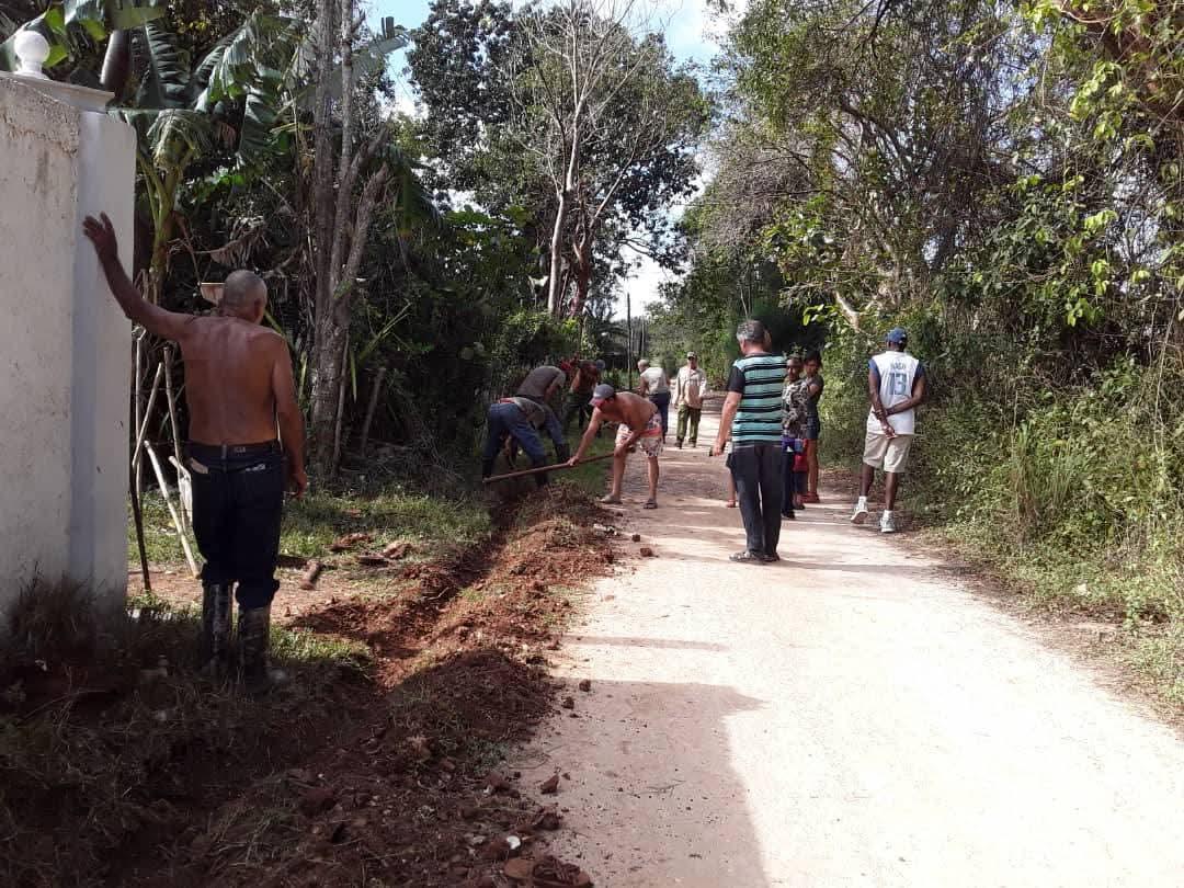 La unidad de los cubanos sostiene la Revolución. En las Cuevas de Bellamar, trabajadores del Combinado Deportivo 2 y vecinos apoyan la construcción de un ramal con fuerza popular. 🇨🇺✊ #MatancerosEnVictoria #CubaEstáFirme <a href="/MatanceroCTC/">Indomitomatancero Osmar</a> <a href="/Colina_CTCuba/">Miguel Colina</a> <a href="/Vozsindica46078/">Vozsindical Matanzas</a>