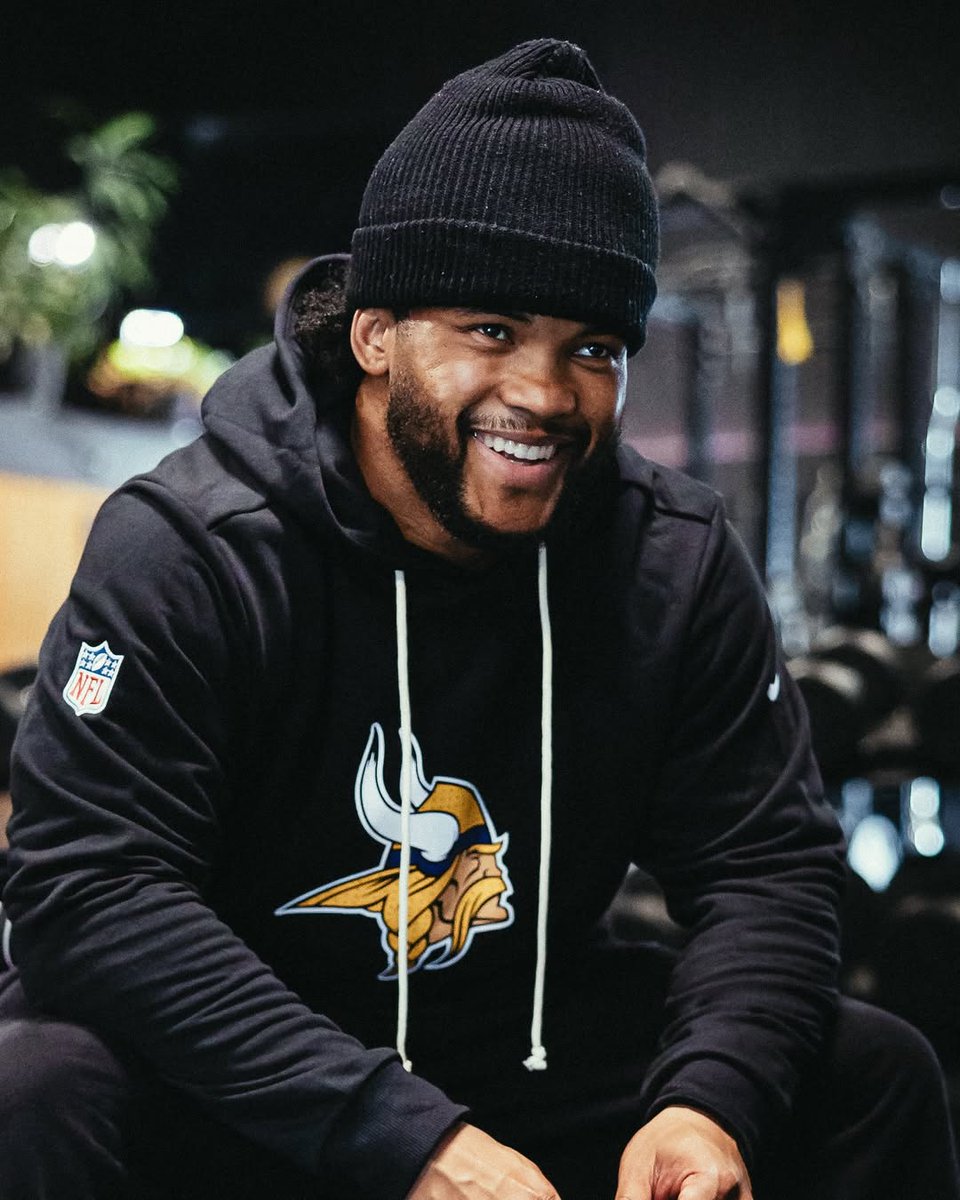 NFLonDAZN's tweet image. Full circle moment for Kyler Murray 💜

📸 via @K1 

#NFLonDAZN #Skol