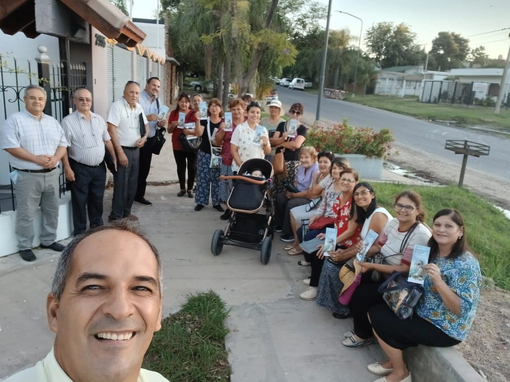 alepesoa's tweet photo. #JW #CampañaConmemoracion2026 
El pueblo de Jehová, haciendo lo que mandó Jesús en Mateo 24:14 
"Y las buenas noticias del Reino se predicarán en toda la tierra habitada para testimonio a todas las naciones" https://t.co/32rhG5uc9l