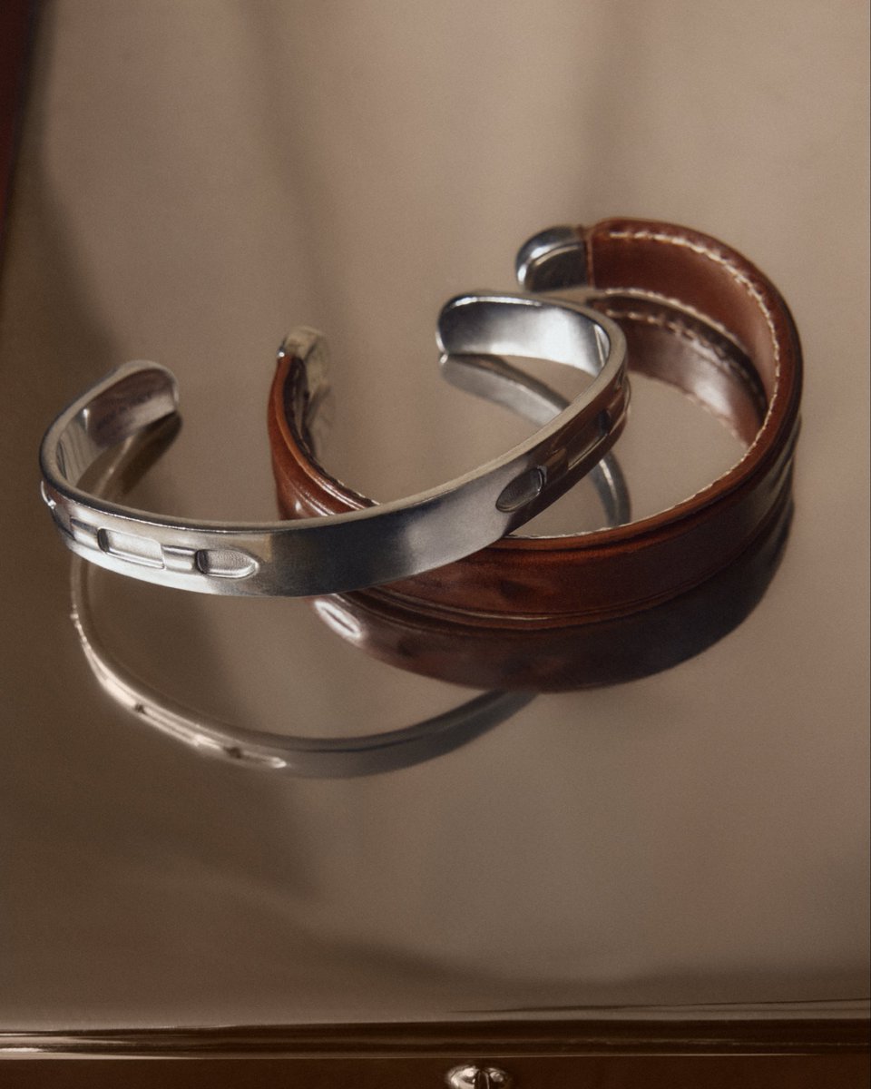 RalphLauren's tweet photo. Equestrian-inspired cuffs serve as the perfect complement to #RLPurpleLabel’s lightweight linens.

Discover Spring 2026 Ralph Lauren: https://t.co/MXbQyTysKz https://t.co/KvgHWHOlVW