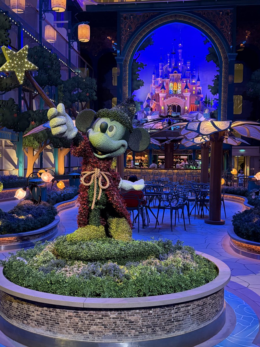 mickeynet007's tweet photo. 素敵なガーデン💓の昼☀️と夜🌙　At ディズニー・アドベンチャー　#MNDCL #ディズニー・アドベンチャー #Disneyadventure https://t.co/LVSNS1sW3z