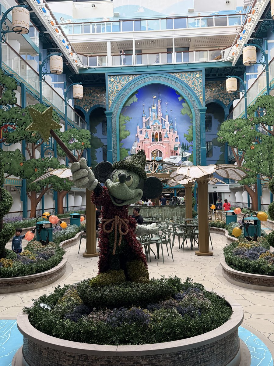 mickeynet007's tweet photo. 素敵なガーデン💓の昼☀️と夜🌙　At ディズニー・アドベンチャー　#MNDCL #ディズニー・アドベンチャー #Disneyadventure https://t.co/LVSNS1sW3z