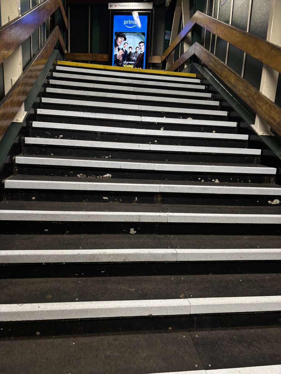 cardqns's tweet image. oxford road station makes an enemy out of me every damn week #Sick #Tired