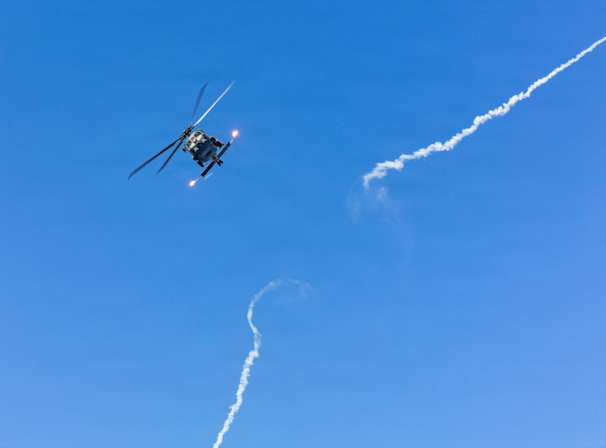 USPacificFleet's tweet photo. Sharpening the spear ⚓🇺🇸

#USSDewey &amp; #HSM51 conduct critical surface-to-air countermeasure training in the #IndoPacific. These ops enhance our #readiness &amp; ability to respond to any challenge. 

📍: North Pacific Ocean
📸: MC2 Oscar Diaz

@USNavy  @SurfaceWarriors https://t.co/BjsMDsGQdd