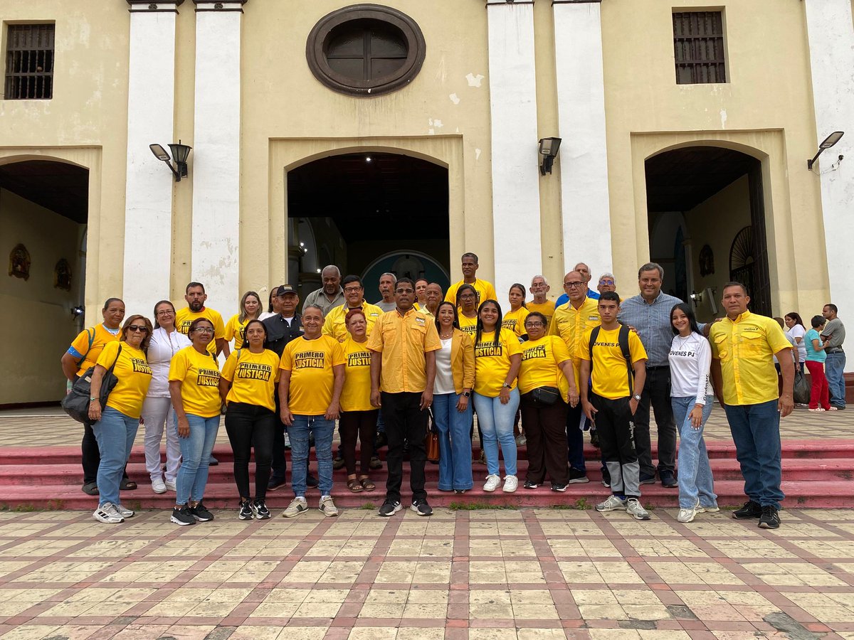 mpjvargas's tweet photo. Somos una familia unida, firme en nuestros valores y en nuestra convicción de lucha por la libertad. 

Con esperanza, valentía y compromiso seguimos trabajando por la Venezuela que soñamos, una tierra de progreso, justicia y oportunidades para todos. 

@Pr1meroJusticia https://t.co/HhJ25rmMJh