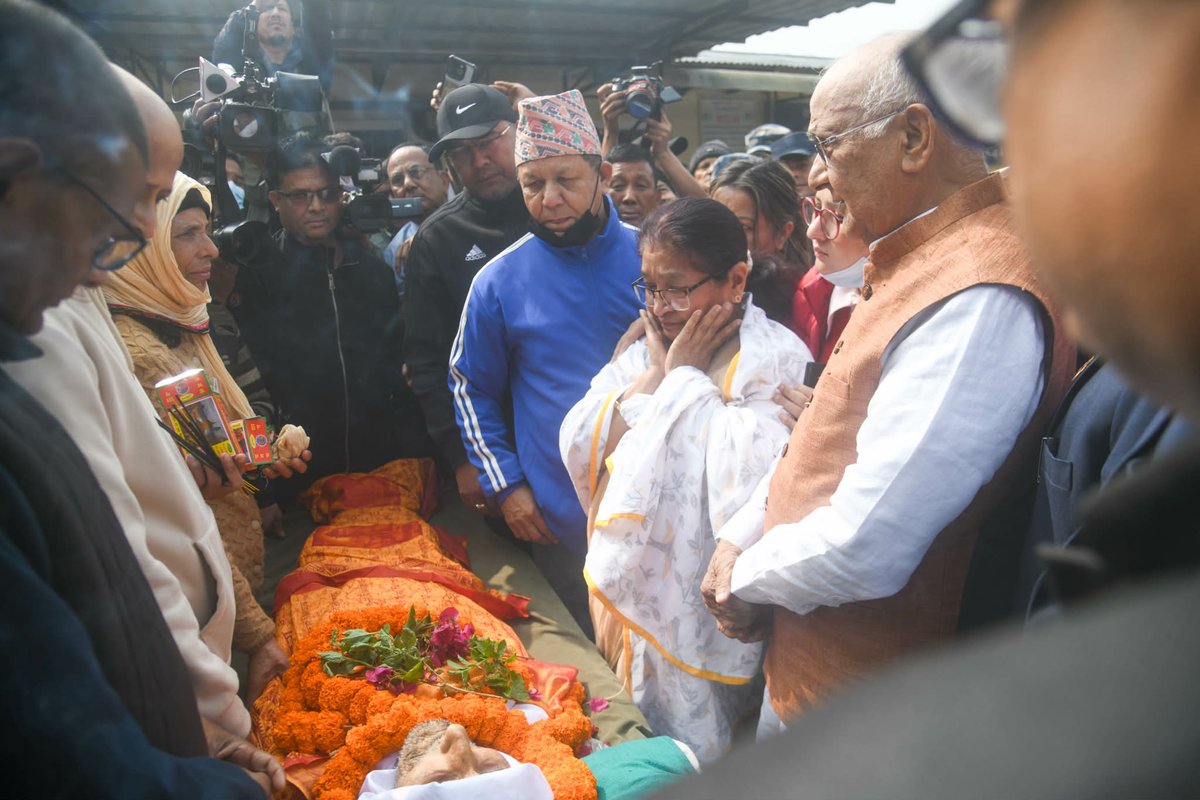 ekantipur_com's tweet photo. नेकपा एमालेका अध्यक्ष केपी शर्मा ओली भक्तपुरको गठ्ठाघरस्थित कोरियन अस्पतालमा पुगेका छन्। 

उनका पिता मोहनप्रसाद ओलीको ९७ वर्षको उमेरमा आज बिहान त्यही अस्पतालमा निधन भएको थियो।

उनको आजै पशुपति आर्यघाटमा दाहसंस्कार गरिने  छ। तस्बिरः दीपक केसी/कान्तिपुर https://t.co/giLuSpkGKj