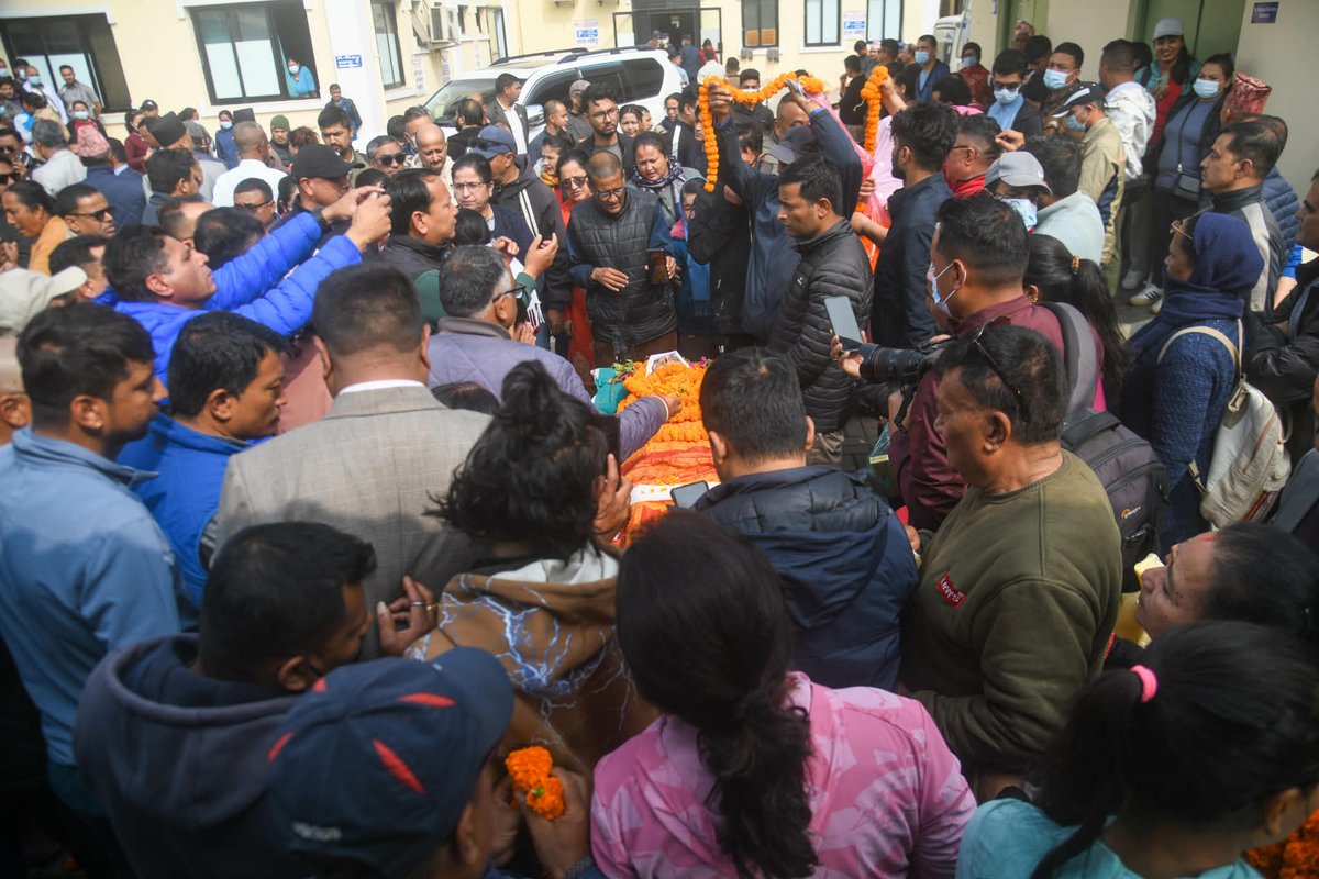 ekantipur_com's tweet photo. नेकपा एमालेका अध्यक्ष केपी शर्मा ओली भक्तपुरको गठ्ठाघरस्थित कोरियन अस्पतालमा पुगेका छन्। 

उनका पिता मोहनप्रसाद ओलीको ९७ वर्षको उमेरमा आज बिहान त्यही अस्पतालमा निधन भएको थियो।

उनको आजै पशुपति आर्यघाटमा दाहसंस्कार गरिने  छ। तस्बिरः दीपक केसी/कान्तिपुर https://t.co/giLuSpkGKj
