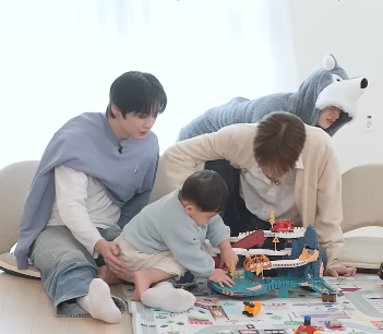 user_2min's tweet photo. my fucking stomach mannnn why are they so mama and papa https://t.co/6nT3L3WtOP