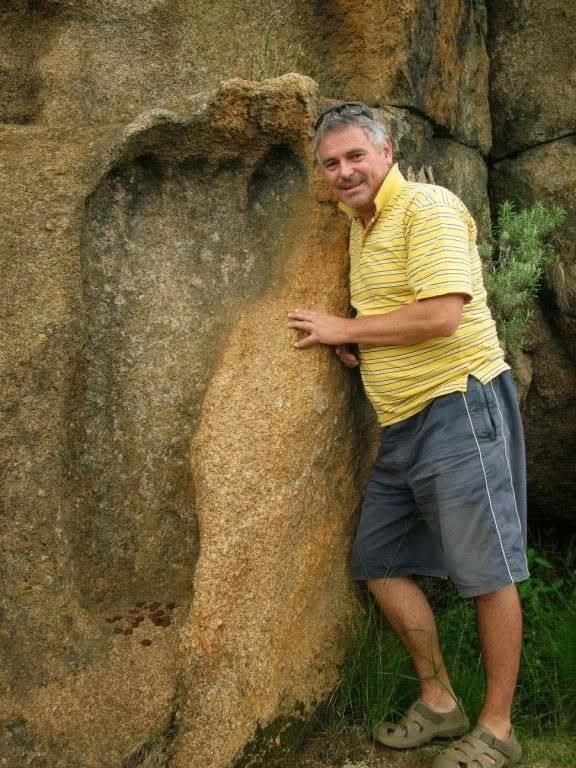 👣 A Giant Footprint… Left by Nature?

Hidden in the remote hills of southern Bulgaria, a strange rock formation has been puzzling visitors for years. Carved into a slab of ancient granite is what looks uncannily like a massive human footprint — nearly one meter long.

At first
