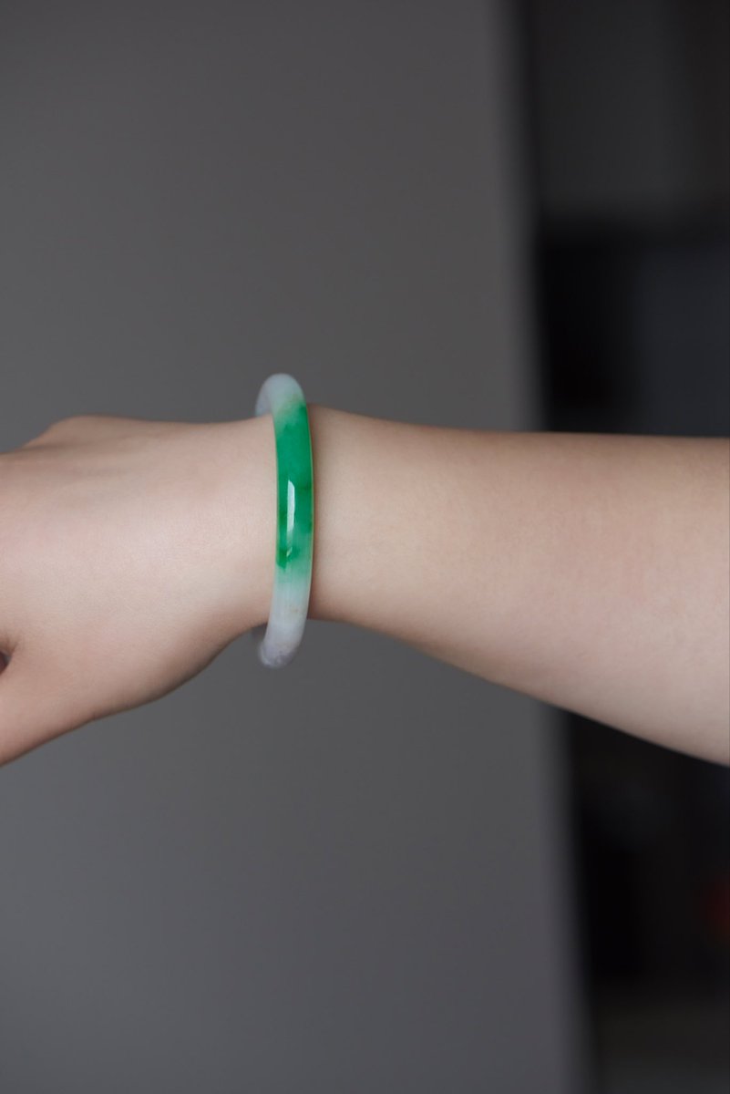 wenhui_si25051's tweet image. 就算白色不是那麼乾淨，只要綠色上來；這樣的白底青看起來還蠻舒服 😌
#jewelry  #jadeite  #翡翠  #翡翠手鐲