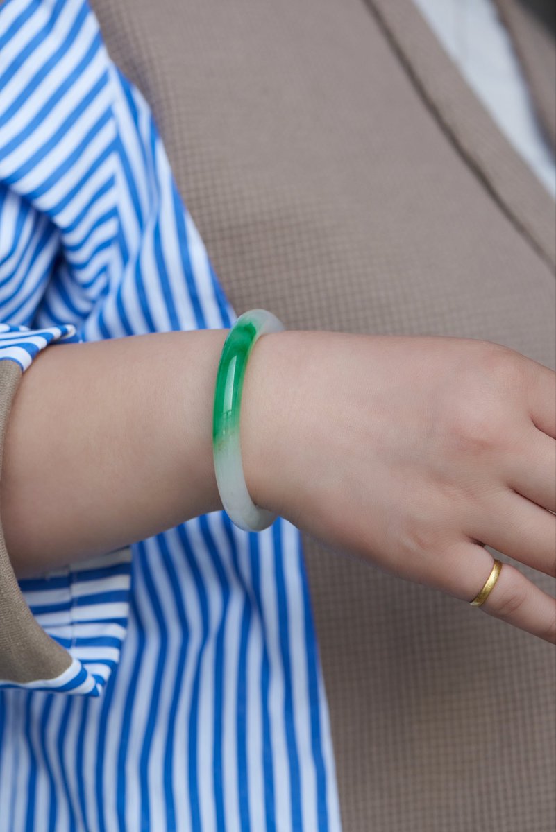 wenhui_si25051's tweet image. 就算白色不是那麼乾淨，只要綠色上來；這樣的白底青看起來還蠻舒服 😌
#jewelry  #jadeite  #翡翠  #翡翠手鐲