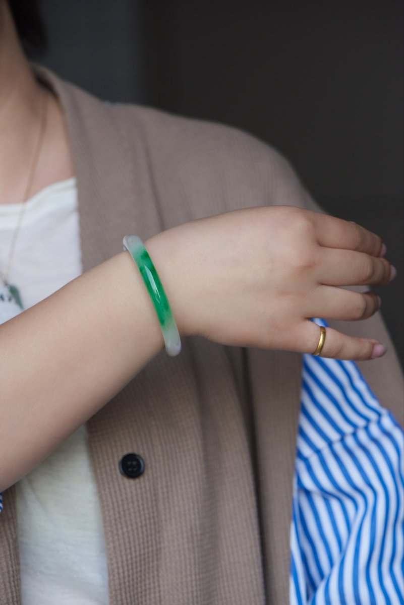 wenhui_si25051's tweet image. 就算白色不是那麼乾淨，只要綠色上來；這樣的白底青看起來還蠻舒服 😌
#jewelry  #jadeite  #翡翠  #翡翠手鐲