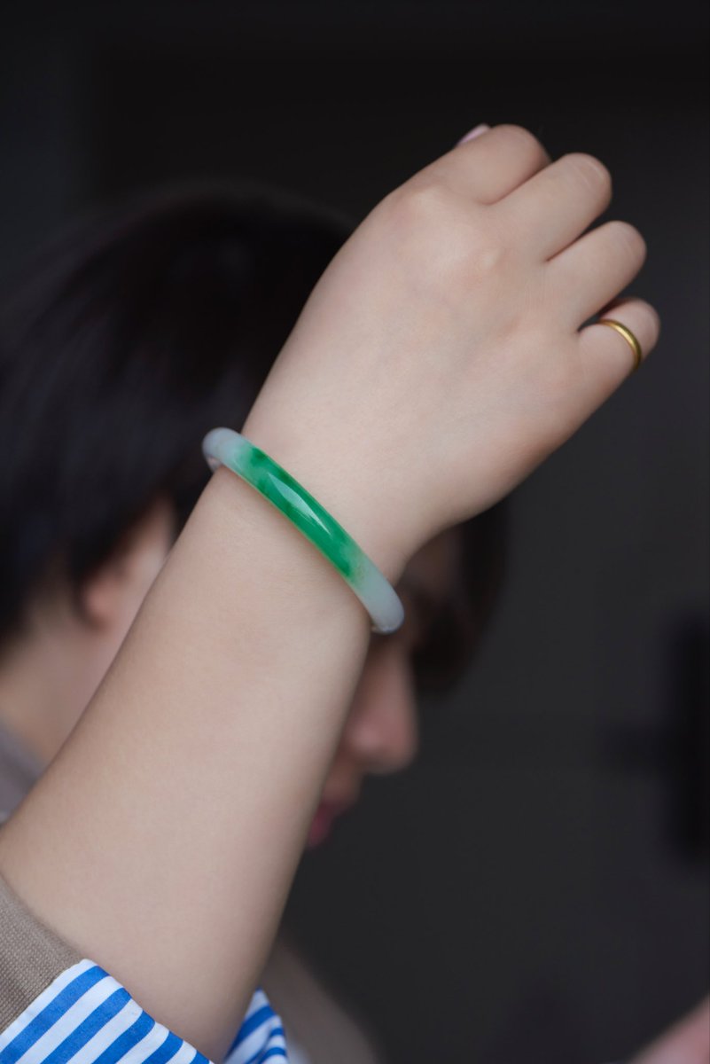 wenhui_si25051's tweet image. 就算白色不是那麼乾淨，只要綠色上來；這樣的白底青看起來還蠻舒服 😌
#jewelry  #jadeite  #翡翠  #翡翠手鐲