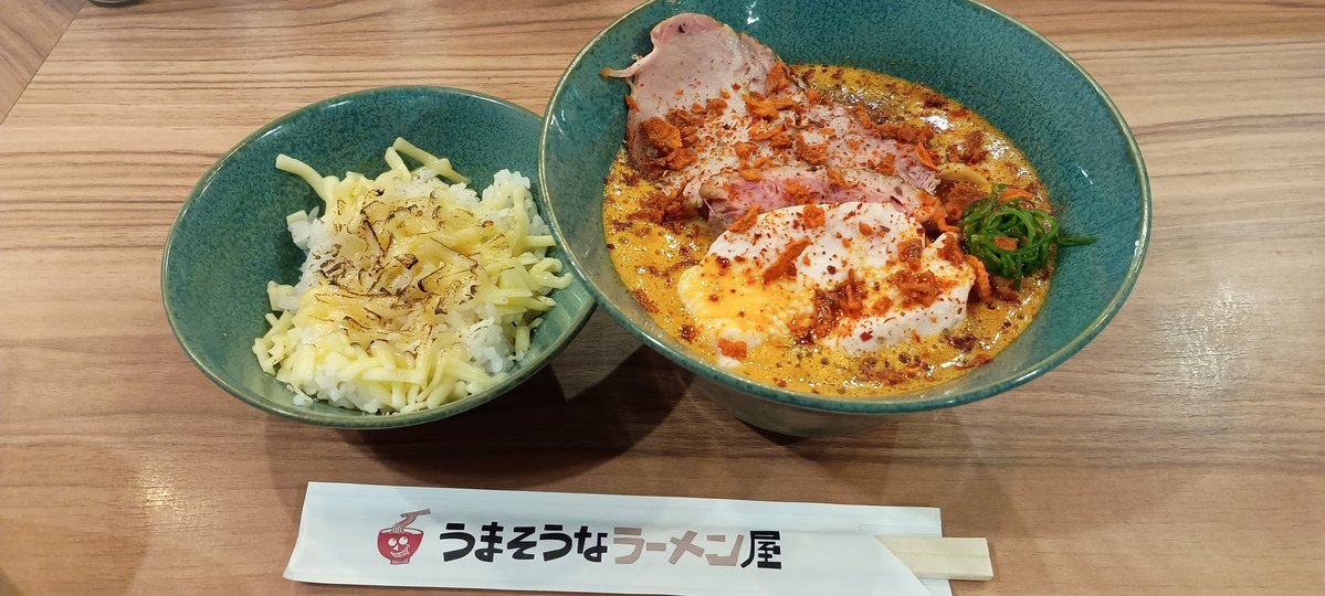 期間限定の麻辣ラーメン。
いつの間にか平日昼間でも数人並ぶ店になっていた