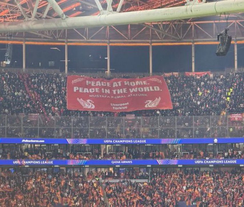 Galatasaray - Liverpool maçında Liverpool tribünlerinde, Atatürk'ün "Yurtta barış, dünyada barış" sözünün yazılı olduğu dev bir pankart açıldı. 
TRT, yayında bunu göstermeyerek, Atatürk'ü sansürledi.
Türkiye'nin değil, emperyalistlerin yayın kuruluşu gibi hareket eden TRT için