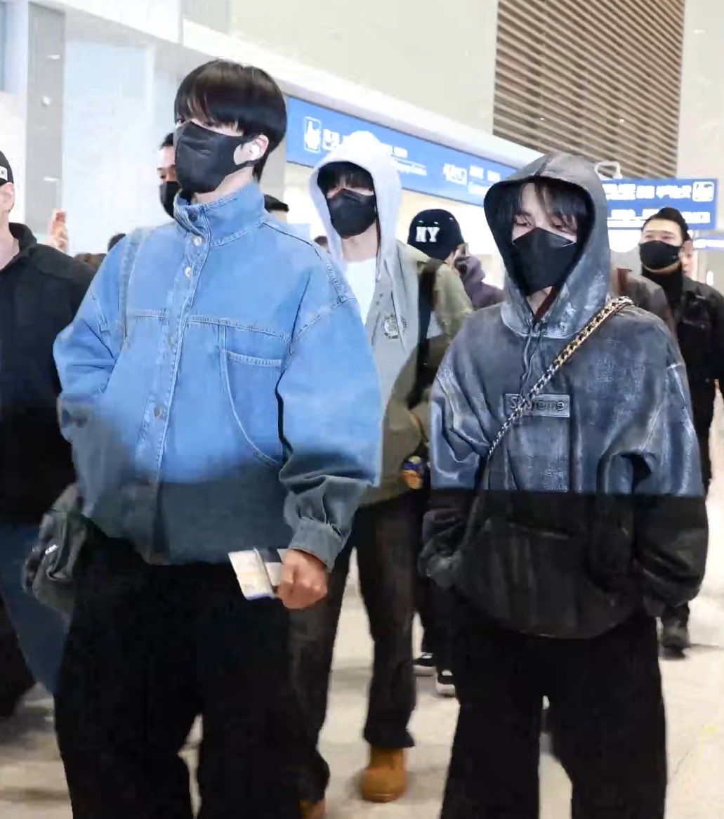 Not seeing jenren together after so long and now renjun look like a child next to jeno 😭 did he shrink in the wash again??