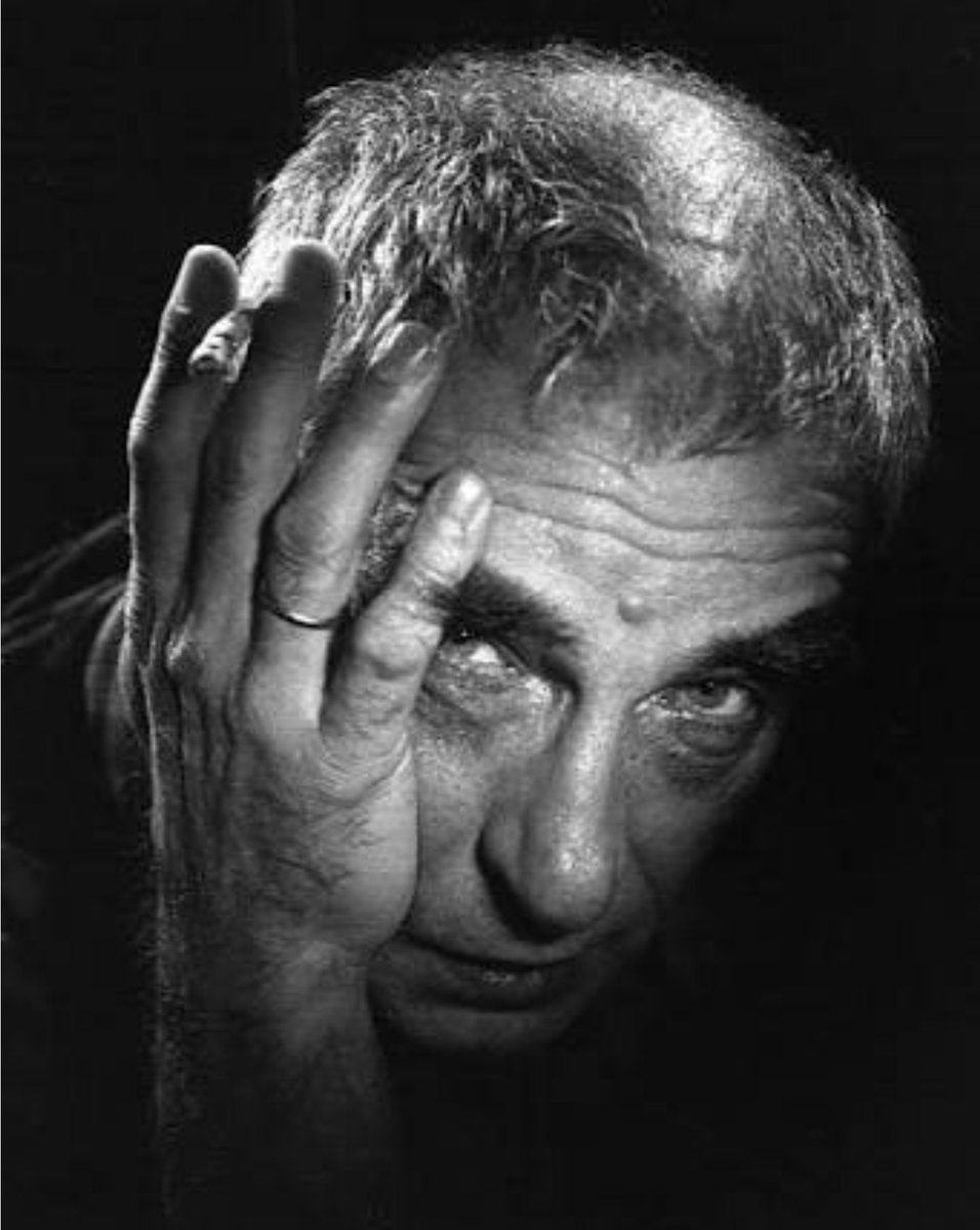 Polonyalı dâhi film yönetmeni Krzysztof Kieślowski, 30 yıl önce bugün, bu dünyadan ayrıldı.
Biz onun adını bile zor söylerken, o bize film çekerek de şiir yazılabileceğini gösterdi.
Huzur içinde uyusun🖤

youtu.be/rsle7inq3Q0?si…