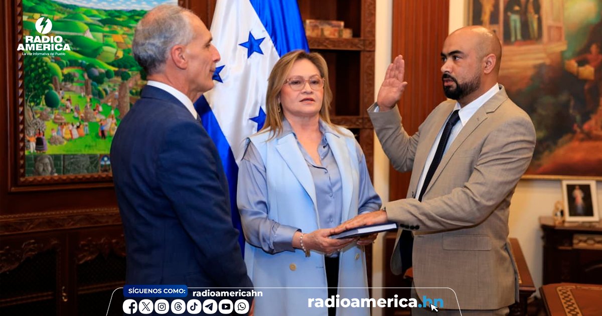 radioamericahn's tweet photo. El presidente Nasry Asfura, juramentó este jueves a nuevas autoridades que se incorporan a distintas instituciones del Estado. 

Entre los funcionarios que tomaron promesa de ley figura Javier Talavera, quien asumirá como director ejecutivo del Instituto Nacional Agrario (INA), institución clave para el desarrollo del sector agrícola y la atención a productores del país.

Asimismo, fue juramentada Diana Lissette Solís como subsecretaria de Energía Renovable y Electricidad de la Secretaría de Energía, junto a Jair Isaac Nazar, quien se desempeñará como director de Electricidad y Mercados dentro de la misma institución.

En el ámbito de infraestructura y seguridad portuaria, el mandatario también juramentó a Mauricio Alemán como secretario ejecutivo de la Comisión Nacional de Protección Portuaria. 

De igual forma, Rafael Enrique Rodríguez asumió como director general del Servicio Nacional de Sanidad e Inocuidad Agroalimentaria (Senasa), entidad responsable de garantizar la sanidad agropecuaria y la inocuidad de los alimentos en el país.

Durante la jornada también tomaron promesa de ley José Manuel Chávez, como secretario general de la Oficina Normativa de Contrataciones y Adquisiciones del Estado (Oncae).

Y Juana Rosa Estrada, quien fue juramentada como secretaria general del programa presidencial Ciudad Mujer.

Clic: https://t.co/4cpxXVKi23
#RadioAmérica #Honduras #AméricaNoticias