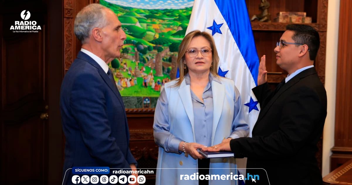 radioamericahn's tweet photo. El presidente Nasry Asfura, juramentó este jueves a nuevas autoridades que se incorporan a distintas instituciones del Estado. 

Entre los funcionarios que tomaron promesa de ley figura Javier Talavera, quien asumirá como director ejecutivo del Instituto Nacional Agrario (INA), institución clave para el desarrollo del sector agrícola y la atención a productores del país.

Asimismo, fue juramentada Diana Lissette Solís como subsecretaria de Energía Renovable y Electricidad de la Secretaría de Energía, junto a Jair Isaac Nazar, quien se desempeñará como director de Electricidad y Mercados dentro de la misma institución.

En el ámbito de infraestructura y seguridad portuaria, el mandatario también juramentó a Mauricio Alemán como secretario ejecutivo de la Comisión Nacional de Protección Portuaria. 

De igual forma, Rafael Enrique Rodríguez asumió como director general del Servicio Nacional de Sanidad e Inocuidad Agroalimentaria (Senasa), entidad responsable de garantizar la sanidad agropecuaria y la inocuidad de los alimentos en el país.

Durante la jornada también tomaron promesa de ley José Manuel Chávez, como secretario general de la Oficina Normativa de Contrataciones y Adquisiciones del Estado (Oncae).

Y Juana Rosa Estrada, quien fue juramentada como secretaria general del programa presidencial Ciudad Mujer.

Clic: https://t.co/4cpxXVKi23
#RadioAmérica #Honduras #AméricaNoticias