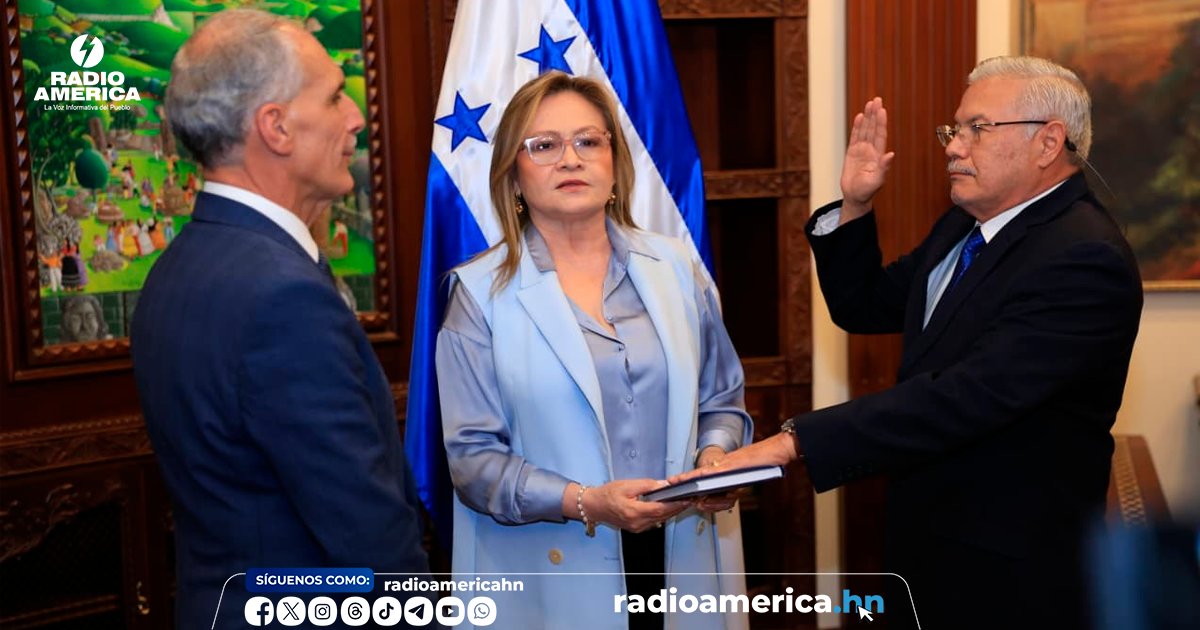 radioamericahn's tweet photo. El presidente Nasry Asfura, juramentó este jueves a nuevas autoridades que se incorporan a distintas instituciones del Estado. 

Entre los funcionarios que tomaron promesa de ley figura Javier Talavera, quien asumirá como director ejecutivo del Instituto Nacional Agrario (INA), institución clave para el desarrollo del sector agrícola y la atención a productores del país.

Asimismo, fue juramentada Diana Lissette Solís como subsecretaria de Energía Renovable y Electricidad de la Secretaría de Energía, junto a Jair Isaac Nazar, quien se desempeñará como director de Electricidad y Mercados dentro de la misma institución.

En el ámbito de infraestructura y seguridad portuaria, el mandatario también juramentó a Mauricio Alemán como secretario ejecutivo de la Comisión Nacional de Protección Portuaria. 

De igual forma, Rafael Enrique Rodríguez asumió como director general del Servicio Nacional de Sanidad e Inocuidad Agroalimentaria (Senasa), entidad responsable de garantizar la sanidad agropecuaria y la inocuidad de los alimentos en el país.

Durante la jornada también tomaron promesa de ley José Manuel Chávez, como secretario general de la Oficina Normativa de Contrataciones y Adquisiciones del Estado (Oncae).

Y Juana Rosa Estrada, quien fue juramentada como secretaria general del programa presidencial Ciudad Mujer.

Clic: https://t.co/4cpxXVKi23
#RadioAmérica #Honduras #AméricaNoticias