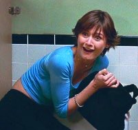 OolaFanForever's tweet image. If #StuMacher is alive, #Scream8 could use his intended story arc for #Scream3, with #EmilyMortimer’s Angelina Tyler &amp;amp; #EmmaRoberts Jill Roberts as his accomplices. Angelina was Roman’s ghostface sidekick in 3 until it was changed. Stu could reveal he killed Dewey in #Scream5.