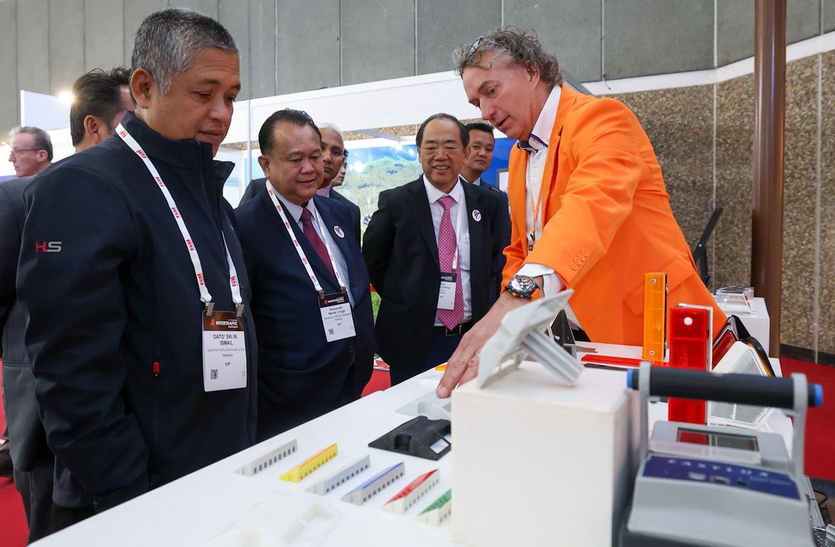 IPJKR_Official's tweet photo. AMSTERDAM, BELANDA – Ketua Pengarah Kerja Raya, YBhg. Dato’ Sri Ir. Roslan bin Ismail, telah menghadiri persidangan Intertraffic Amsterdam 2026 bersama-sama delegasi Malaysia yang diketuai oleh YB Dato Sri Alexander Nanta Linggi, Menteri Kerja Raya.

Dalam acara berprestij tersebut, YB Menteri Kerja Raya telah menyampaikan ucaptama yang menekankan kesungguhan Malaysia dalam memperkukuh agenda mobiliti pintar serta infrastruktur digital. Inisiatif ini merupakan sebahagian daripada strategi utama Kerajaan untuk memastikan pengurusan infrastruktur jalan raya negara lebih cekap, selamat, dan mampan.

Intertraffic Amsterdam yang berlangsung dari 10 Mac hingga 13 Mac 2026 merupakan antara pameran serta platform terkemuka dunia yang menghimpunkan pembuat dasar, pakar industri, jurutera dan pemimpin teknologi dari pelbagai negara bagi berkongsi pengetahuan, inovasi serta amalan terbaik dalam pengurusan mobiliti masa hadapan.

Penglibatan ini juga membuka peluang kepada pertukaran kepakaran, penerokaan teknologi baharu serta pengukuhan jaringan kerjasama antarabangsa dalam memastikan pembangunan infrastruktur negara terus berdaya saing dan memenuhi keperluan mobiliti masa hadapan.

Penyertaan Malaysia dalam acara ini mencerminkan komitmen Jabatan Kerja Raya (JKR) Malaysia dalam memperkasa transformasi sektor infrastruktur negara melalui penggunaan teknologi digital, inovasi kejuruteraan serta pendekatan pengurusan berasaskan data bagi meningkatkan kecekapan, keselamatan dan kemampanan rangkaian jalan raya.

#IamJKR #KitaJKR #JKRsynergy
#JasaKepadaRakyat
#TangkasBertindak
