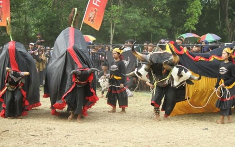 Di Kabupaten Malang, marak terjadi kasus anak tidak mau lanjut sekolah dan lebih memilih ikut bantengan. Anak dan (kadang) orangtuanya, beralasan bahwa ketika sudah masuk kelompok bantengan, maka tidak perlu lagi sekolah karena sudah bisa menghasilkan uang dari pentas bantengan
