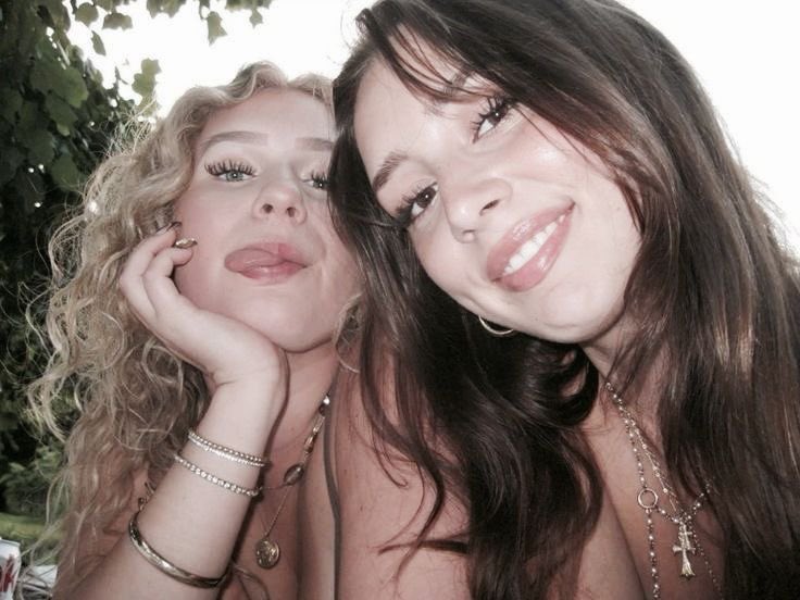 bvbybiggs's tweet photo. tantissimi auguri alla migliore amica più bella che ho!! 
ti voglio un mondo di bene shan, grazie per far parte della mia vita e per farmi sorridere sempre 💞💞💞💞💞 https://t.co/LI2WyVzQmc