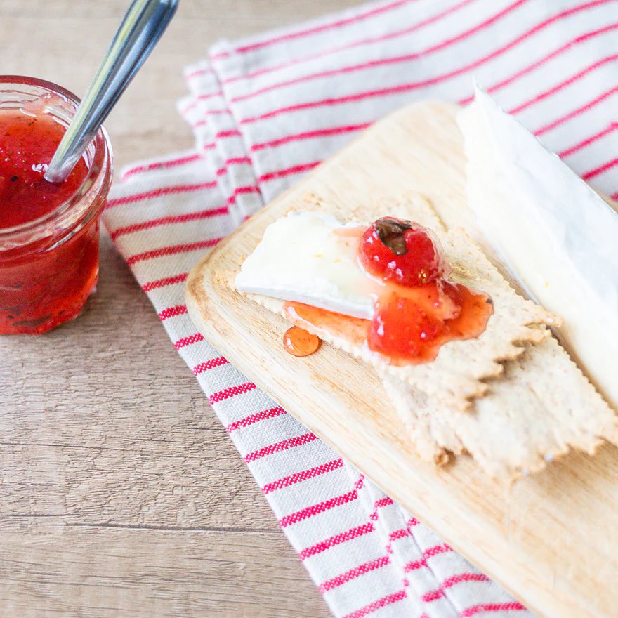 春のデザートにおすすめのジャム。
果肉感たっぷりの甘いいちごに、ミントと黒こしょうを合わせました。
爽やかな香りがふわっと広がります。
ヨーグルトやマスカルポーネに添えると、特別なデザートに。