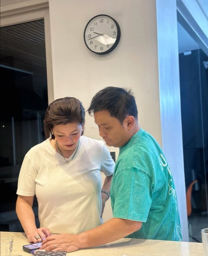 Their first ever live selling.

They are just so cute.

Sila Lang po Yung tinatanggap Kong mambubudol sakin yes po.