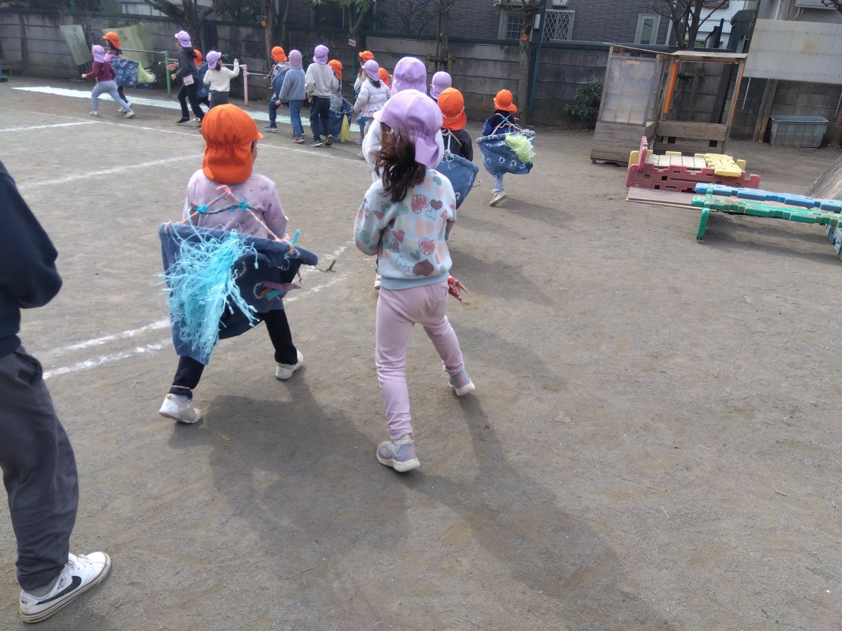 m_senkawa's tweet photo. 今日は荒馬引き継ぎ式を行いました。代々名前をつけて1年間愛着を持って身につけてきた5歳の馬を4歳に引き継ぎました。５歳は優しく丁寧に馬のつけ方や跳び方などを教えてくれ、４歳はうれしさとドキドキの中でしたが、仲良く一緒に踊りました。お別れプレゼントももらい、もうすぐ卒園です。 https://t.co/zLYgQAHxrI