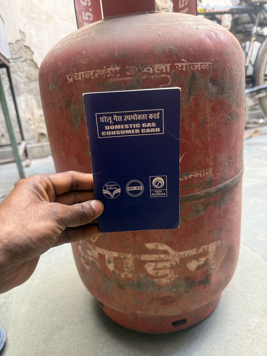 isumantkumar's tweet photo. Pichhle 3 din se Indian Gas LPG refill book karne ki koshish kar raha hoon — na call se booking ho rahi hai, na app se.
Aaj ghar ka cylinder khatam ho gaya aur Gurugram mein refill milna bhi mushkil ho gaya hai.

market mein bhi cylinder nahi mil raha.

Aam aadmi kare to karekya? https://t.co/QZqHJEgLPP