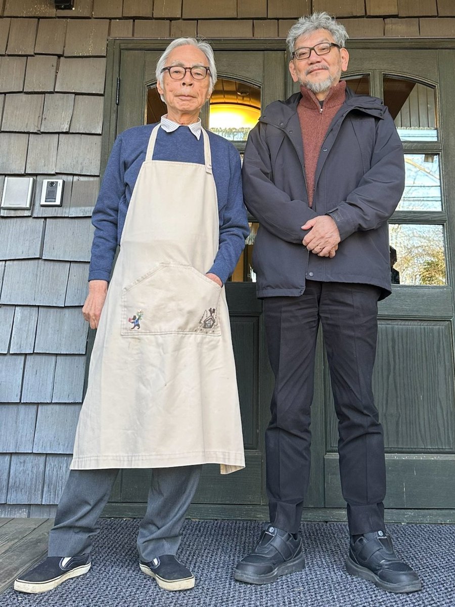 MRengar_'s tweet photo. Hideaki Anno, creador de Neon Genesis Evangelion, visitó recientemente a su amigo Hayao Miyazaki, el legendario director de Studio Ghibli (Mi vecino Totoro, El viaje de Chihiro, La princesa Mononoke, etc.).

(Miyazaki tiene 85 años) y en su visita lo vio bien de salud.
Hideki: "Miyazaki-San sigue dibujando con mucha energía y libertad sus 'pinturas' favoritas. Es una persona increíble"  'Se ve más sereno ahora…'