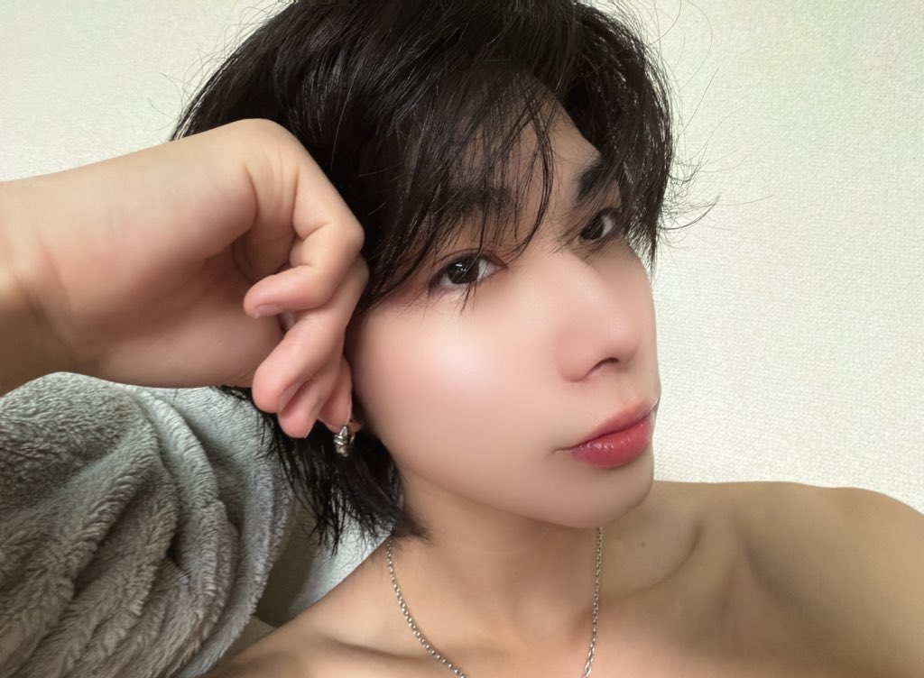 おはゆう☀️
最近花粉やばいけん乾燥もすごくて、寝る前リップ塗るんやけど起きたら大体テッカテカ。

今日五反田G6で待ってる！皆でトリに相応しいライブしよー！🔥