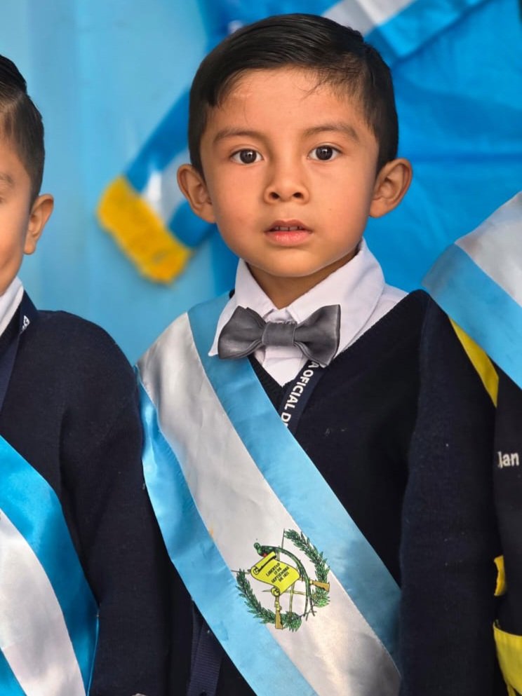 Mi pequeño orgullo Abanderado y Presidente de Clase Te Amo Adrián ❤️😎