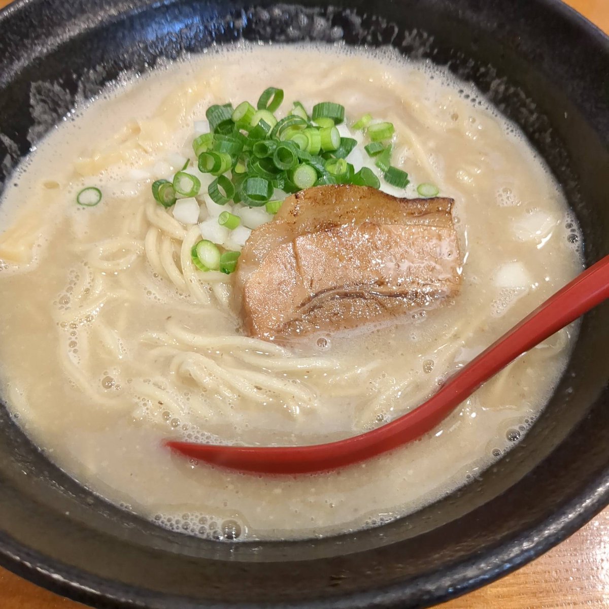 TOMONEGI2's tweet photo. あり蔵らーめん at 麺Builder'sあり蔵

こってりの貝出汁＋鶏白湯が最高でしょ！
ホロチャーや穂先メンマもスバラシイ。
大好きなヤツです！はい...   
#毎日がラーメン
#ラーメン 
#麺Builder
#あり蔵
https://t.co/iipWUU1rTg https://t.co/QNcTmwHWk3