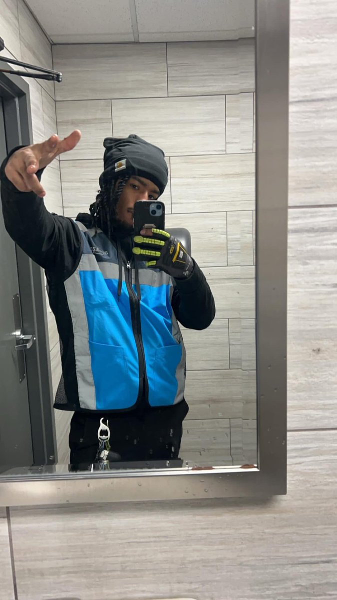 Theregodoozy's tweet photo. Me at work vs me off work 🫱🏽‍🫲🏾 https://t.co/T1yAfJCYud