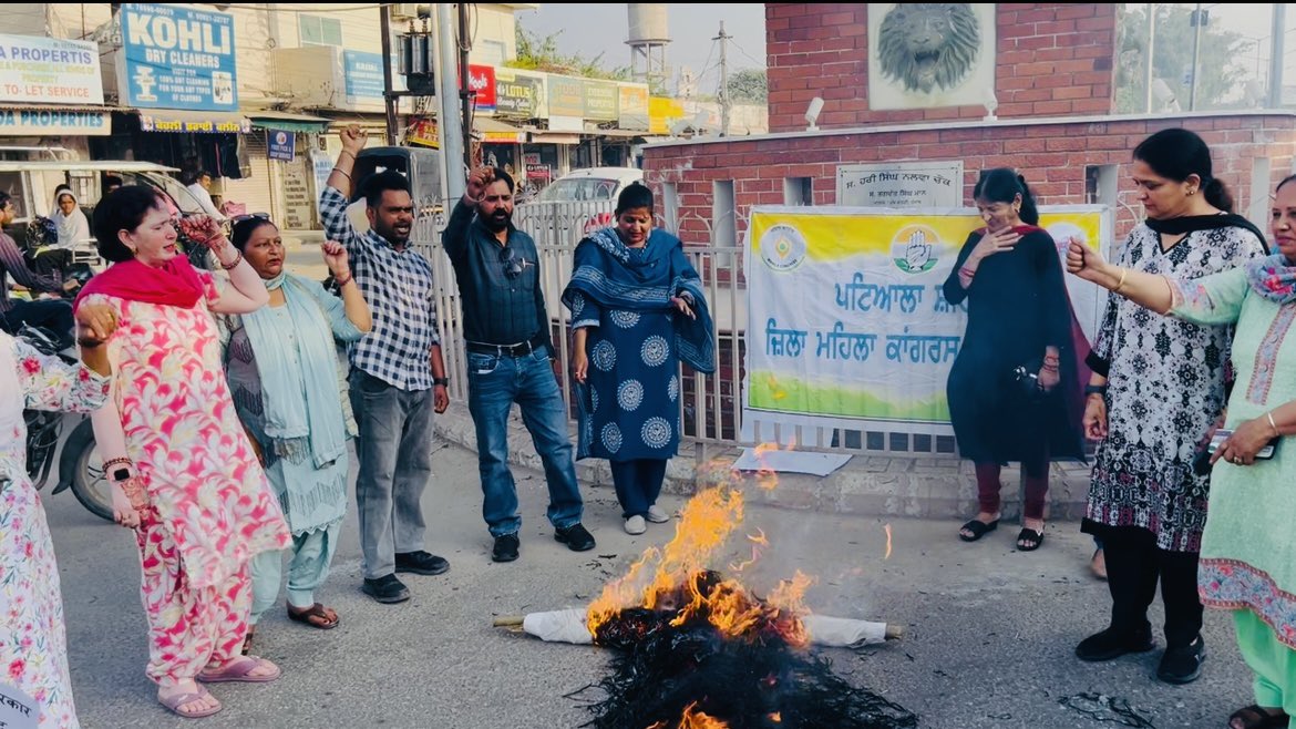 rekhappcc's tweet photo. Bhagwant Mann  ਵੱਲੋਂ ਮਹਿਲਾਵਾਂ ਬਾਰੇ ਕੀਤੀ ਗਈ ਗਲਤ ਟਿੱਪਣੀ ਦੇ ਖ਼ਿਲਾਫ਼ ਮਹਿਲਾ ਕਾਂਗਰਸ ਵੱਲੋਂ ਪਟਿਆਲਾ ਵਿਚ ਰੋਸ਼ ਪ੍ਰਦਰਸ਼ਨ ਕੀਤਾ ਗਿਆ ਅਤੇ ਉਨ੍ਹਾਂ ਦਾ ਪੁਤਲਾ ਫੂਕਿਆ ਗਿਆ
@RahulGandhi 
@LambaAlka 
@Randhawa_INC https://t.co/hrVzEg5fGm