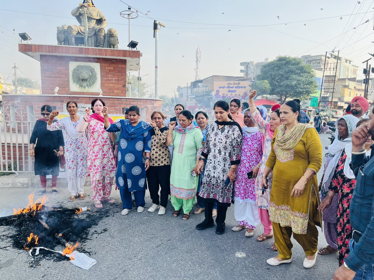 rekhappcc's tweet photo. Bhagwant Mann  ਵੱਲੋਂ ਮਹਿਲਾਵਾਂ ਬਾਰੇ ਕੀਤੀ ਗਈ ਗਲਤ ਟਿੱਪਣੀ ਦੇ ਖ਼ਿਲਾਫ਼ ਮਹਿਲਾ ਕਾਂਗਰਸ ਵੱਲੋਂ ਪਟਿਆਲਾ ਵਿਚ ਰੋਸ਼ ਪ੍ਰਦਰਸ਼ਨ ਕੀਤਾ ਗਿਆ ਅਤੇ ਉਨ੍ਹਾਂ ਦਾ ਪੁਤਲਾ ਫੂਕਿਆ ਗਿਆ
@RahulGandhi 
@LambaAlka 
@Randhawa_INC https://t.co/hrVzEg5fGm