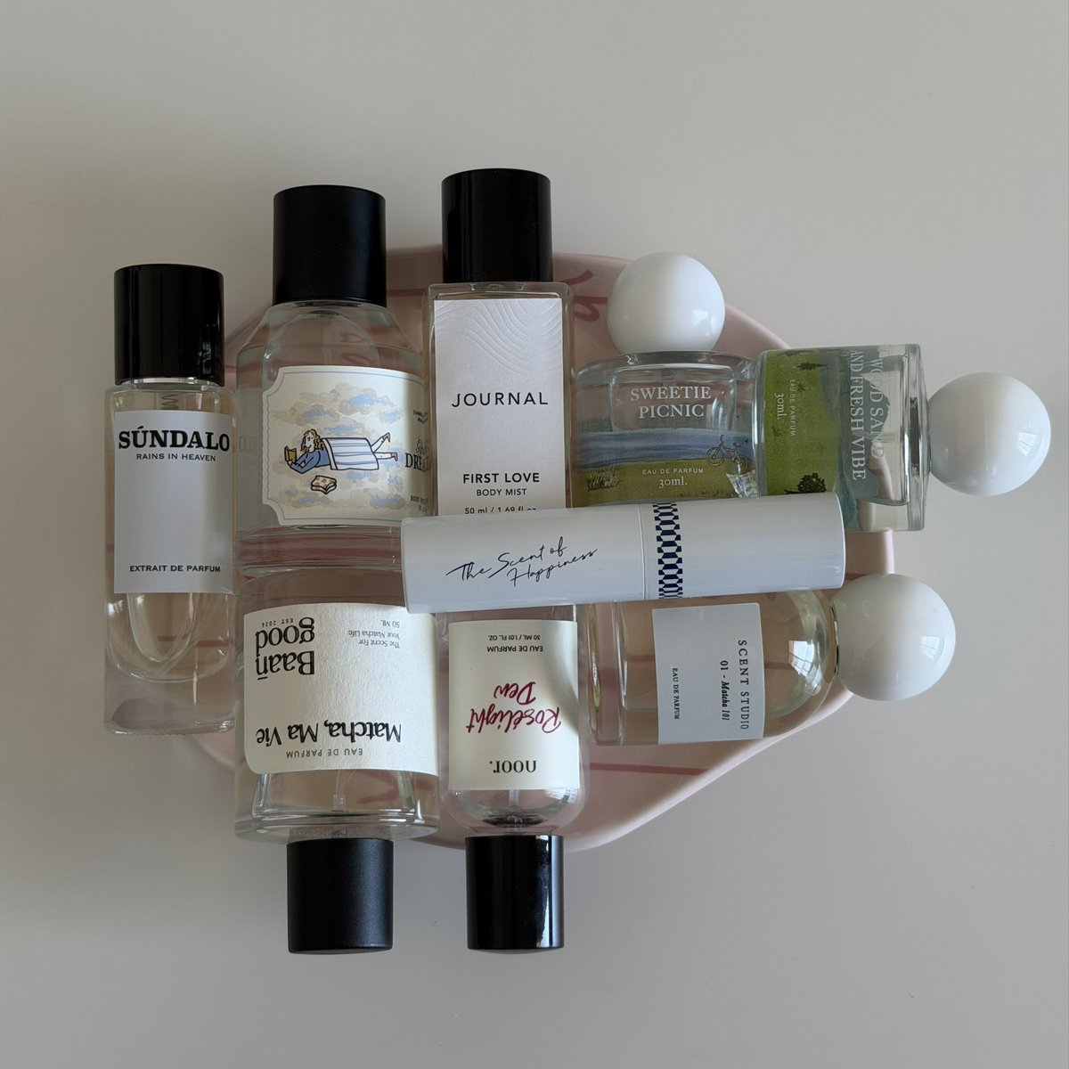 รักตัวเองสุดๆตั้งแต่เข้าวงการน้ำหอมแนว clean girl คือฉีดโทนนี้เเล้วเหมือนคนอาบน้ำวันละสิบรอบ🧼🥣 มันเป็นความหอมที่เน้นความโปร่ง สะอาด สบาย น่าอยู่ใกล้มากๆ 90% แบรนด์ไทย🎀🌸