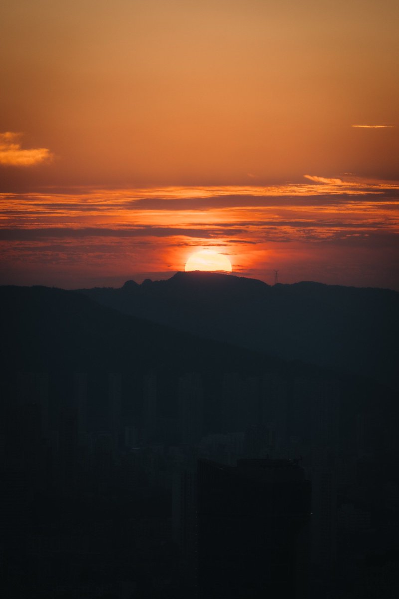 x42710458's tweet photo. Chasing sunsets, sipping iced coffee, and letting the world slow down. Perfect lazy afternoon vibes https://t.co/ouJuc8Clsg