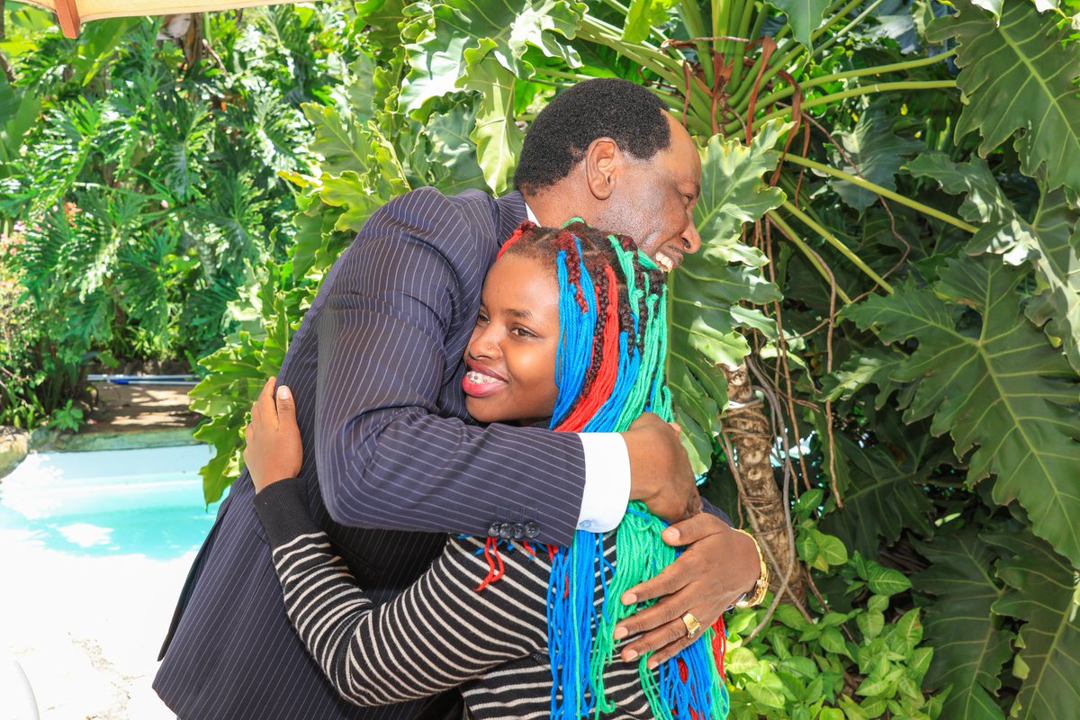HscMuthoni's tweet photo. History made today! Dr. Ezekiel Mutua becomes the first human hugged by this tree hugger.
#HUGTHEEARTH #guinessworldrecord https://t.co/UDNYei4s2s