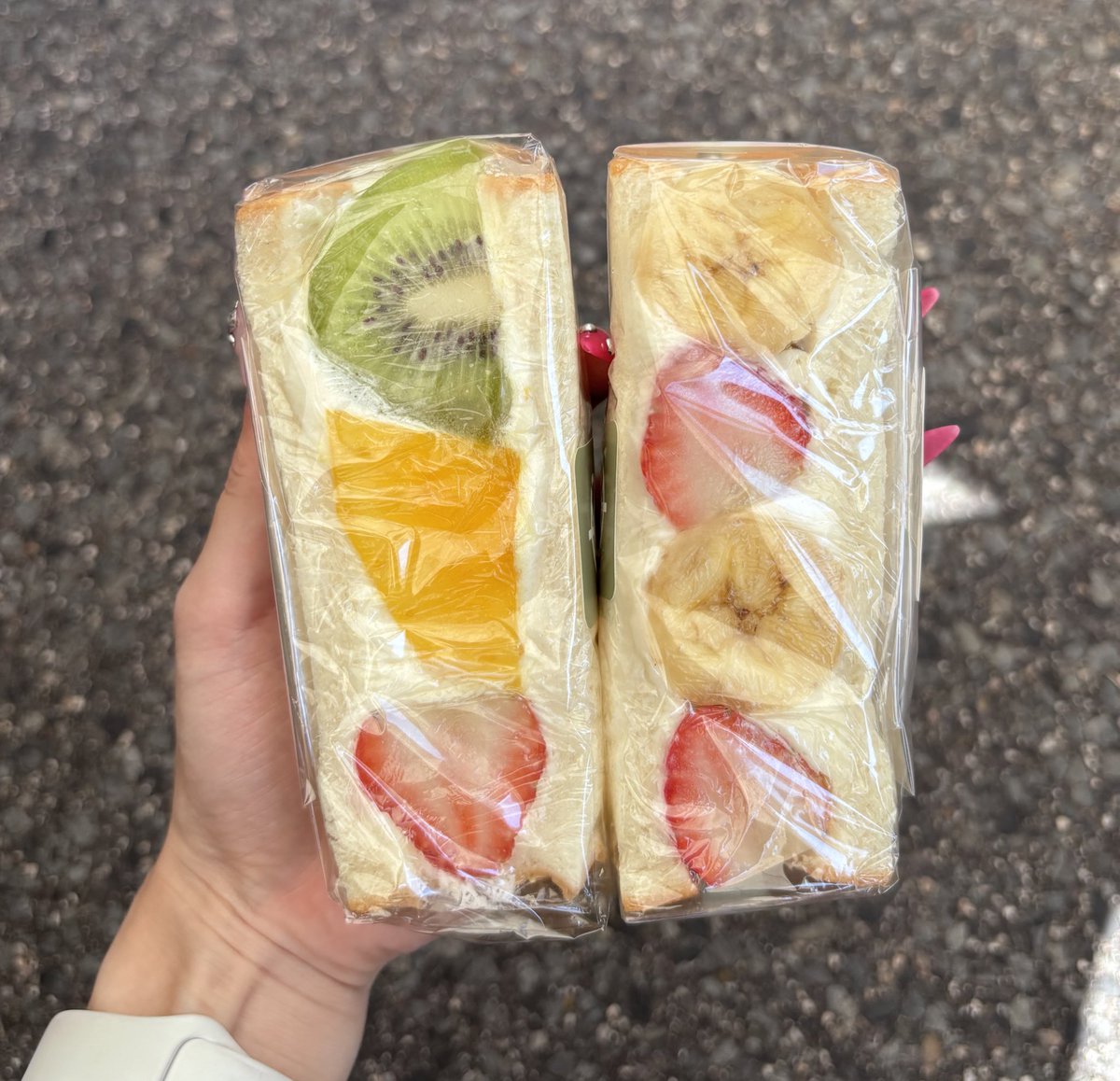 おはイリス🌈🐿

三重県四日市は☀️

今日は #サンドイッチの日🥪

去年の夏、大四日市祭りの差し入れでいただいたフルーツサンド🥝🥭🍓🍌

萌え断〜〜〜💓(死語？)

久々にフルーツサンド食べたくなってきた🤤💭

サンドイッチはおかず系派？甘い系派？？

今日も1日よろイリス🤝🏻