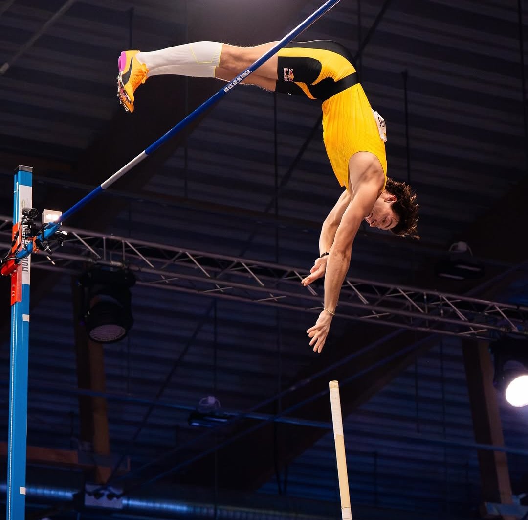 so_ca_p's tweet photo. Mondo Duplantis está loco y vuelve a Romper su propio Récord. 
Este siendo su récord Mundial #15 en el Salto de Pértiga con una  altura de 6.31m
#arachivoolimpico #MondoDuplantis https://t.co/WdTBgClWH7