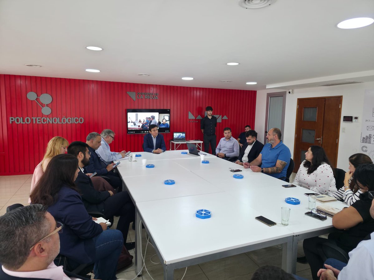 hugo_vera_'s tweet photo. La #ciencia y la #tecnología se construyen con articulación.
Hoy en el Polo Tecnológico primera reunion de la Mesa Interdisciplinaria de CyT. Referentes de instituciones del sistema científico y universidades, reunidos para seguir fortaleciendo el ecosistema del #conocimiento. https://t.co/lz1KDe8Juj