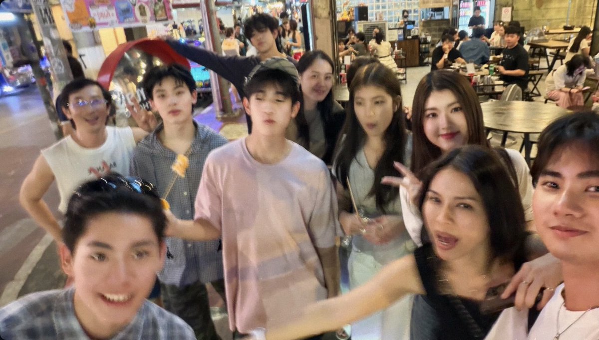 แก๊งสงกรานต์น่ารักมากๆ ไม่ใช่แค่เด็กๆ แต่ความสัมพันธ์พ่อพ่อแม่แม่ก็ดีมากๆๆ 🥺 รักแก๊งนี้จัง 

#Almondbabybigboy 
#ProgressPassawish 
#SkyPhasith 
#totothayawat 
#yeepunns 
#bewbusaya