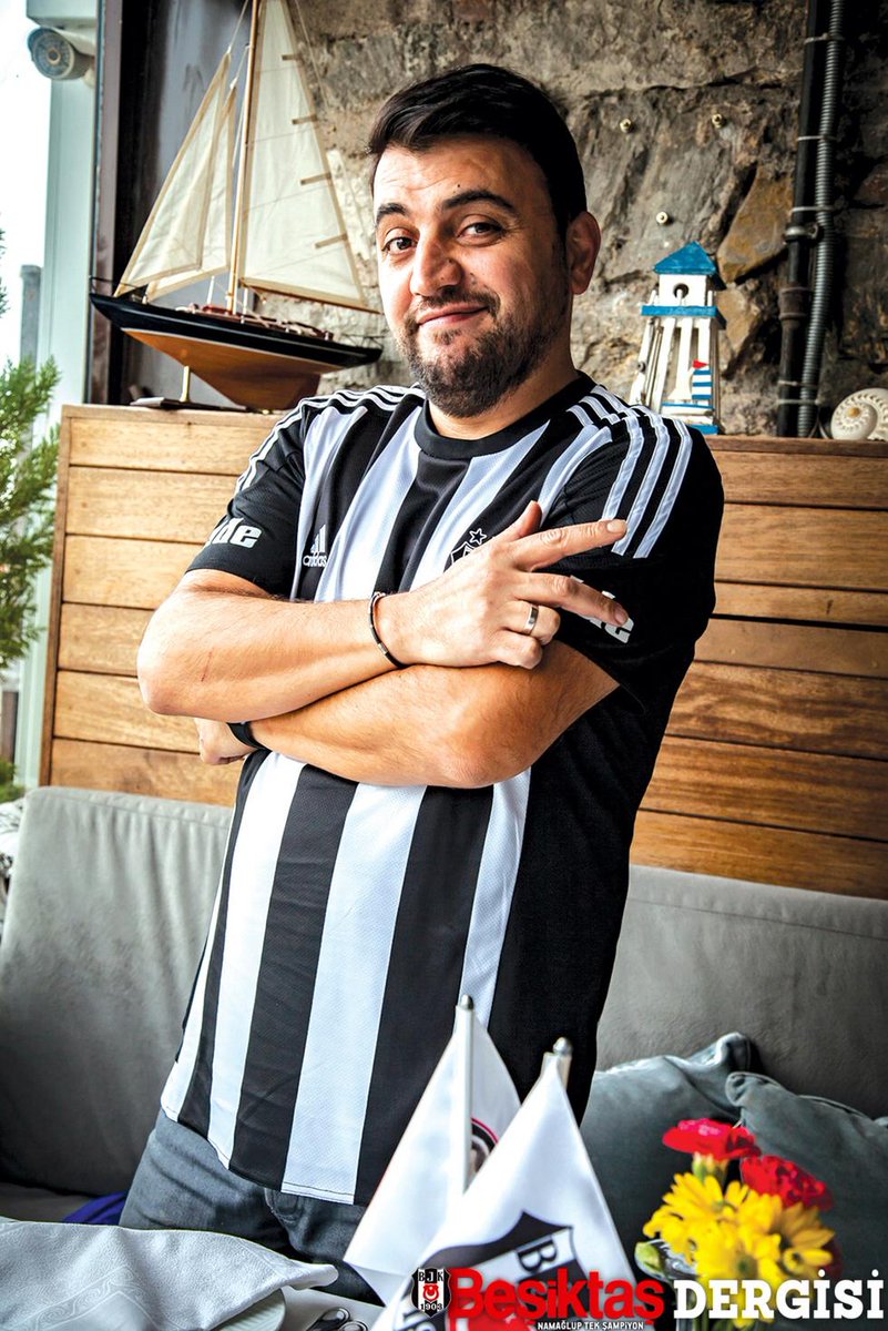 OlayBesiktas's tweet photo. Şinasi Yurtsever: “Başka takımı tutma imkânım yoktu. Eğer dayılardan Beşiktaşlı olmasaydım, anadan babadan başka takımları tutuyor olsaydım bile şuna çok eminim ki illa bir gün yolumuz Beşiktaş ile kesişirdi. Yine de Beşiktaşlı olurdum.”

Beşiktaş'ımıza gönül vermiş değerli sanatçılardan Şinasi Yurtsever'i vefat yıl dönümünde özlem ve rahmetle anıyoruz...