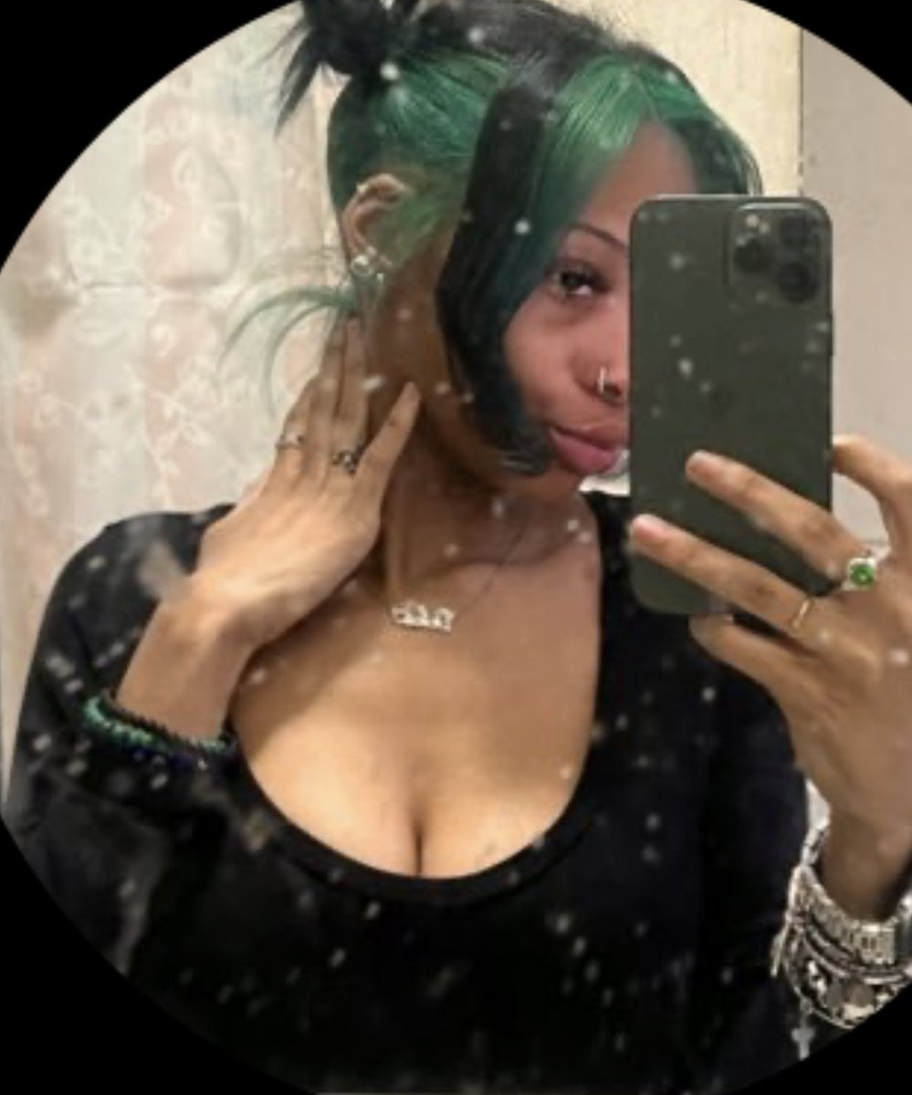Aydreannah's tweet photo. Why is every picture of her in someone else’s bathroom? Are you homeless?

 Clean the snot off the mirror because I know a b*tch with green hair and no kids ain’t calling anyone else a PONK. B*tch been playing in them dirty mirrors a lil too much. 😭 https://t.co/ophDLpbOV7